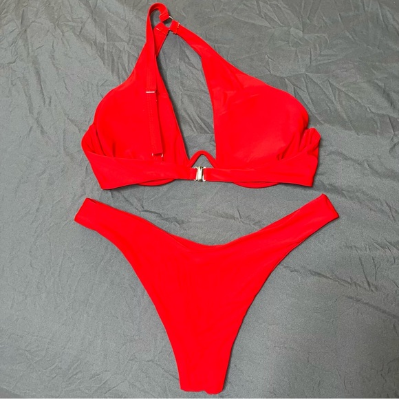 Red bikini - Picture 4 of 8